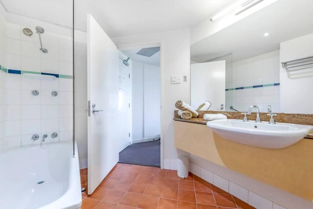 'Towering Palms' Resort-Style Apartment With A Separate Studio Darwin Luaran gambar
